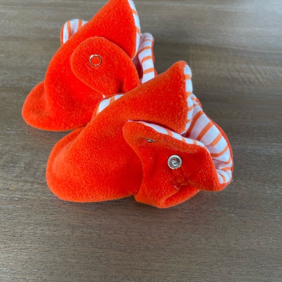 🎀  5 for $30 Infant Fleece Booties 0-6M in Orange - Picture 2 of 5
